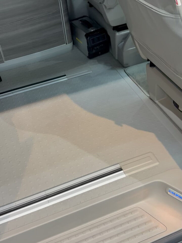 車内の床の汚れもここまで変わります